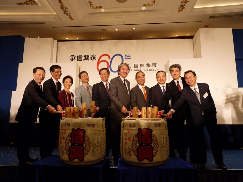 All officiating guests broke the bucket with the wooden hammers, signifying a new chapter of the Group. (From left) Mr Nelson Lai, Group Human Resources Director of Shun Hing Group; Mr Simon Tam, Group Financial Controller of Shun Hing Group; Ms Cynthia Mong, Executive Director of Shun Hing Electronic Trading Co., Ltd.; Mr Hitoshi Noda, Consul General of Japan in Hong Kong; Mr Kazuhiro Tsuga, President of Panasonic Corporation; Mr John Tsang, the Financial Secretary of the HKSAR; Mr David Mong, Vice Chairman of Shun Hing Group; Mr Terrence Chan, Vice Chairman of Shun Hing Group; Mr Hidetoshi Osawa, Managing Executive Officer of Panasonic Corporation and Mr Edmond Ng, Business Controller of Shun Hing Electronic Trading Co. Ltd.